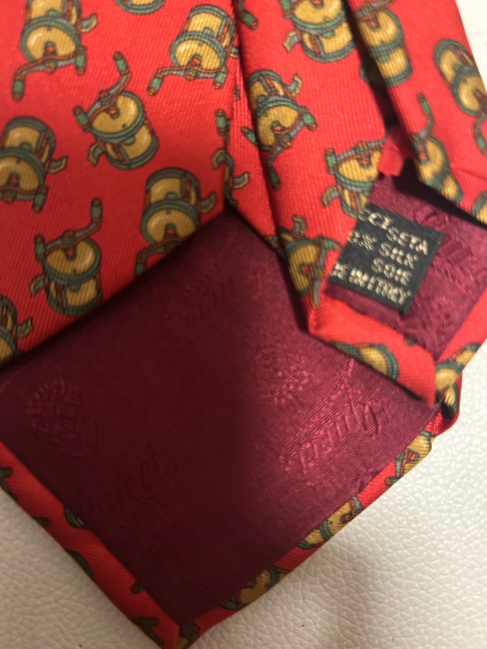 GUCCI Red Patterned Necktie with LOVE Pin - Picture 9 of 14